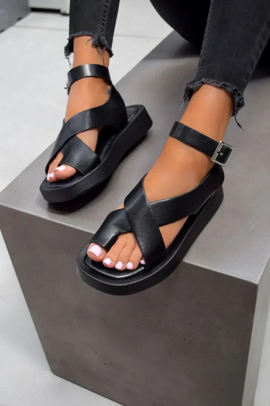Renée | Comfortsandaal met verstelbare bandjes en elegante matte finish