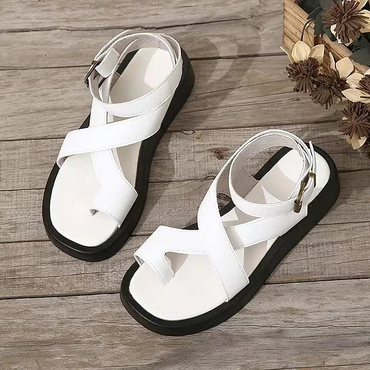 Renée | Comfortsandaal met verstelbare bandjes en elegante matte finish